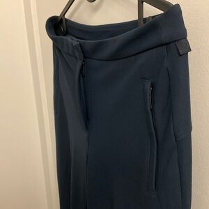 Lululemon on the move pants in navy blue, size 6
